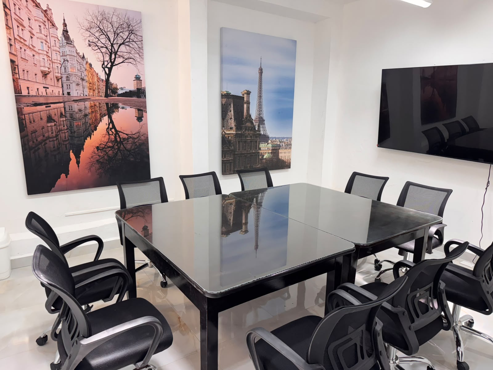 Sala de juntas de NEXO con mesa ejecutiva y pantalla.